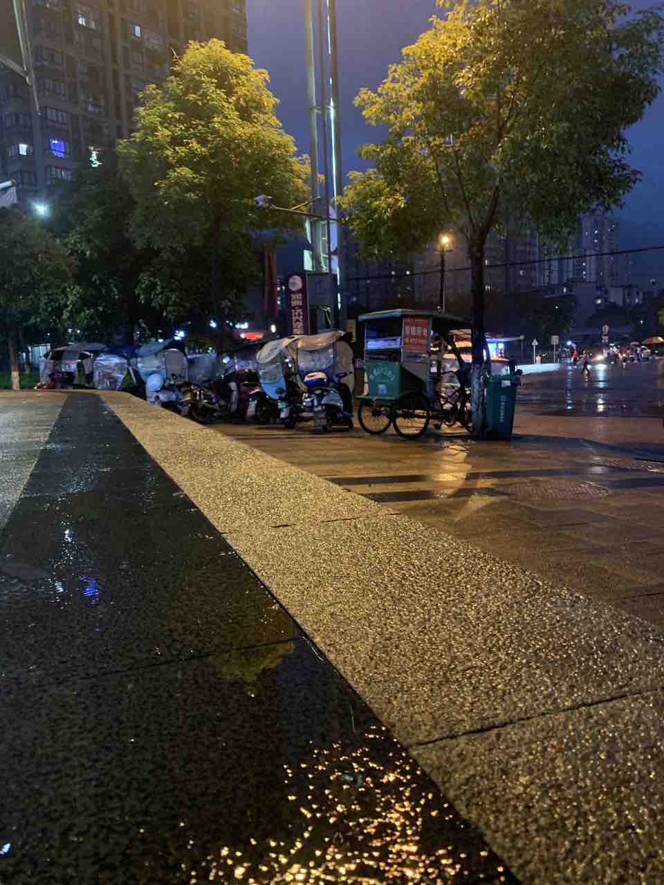 万盛老街窗外的下雨天