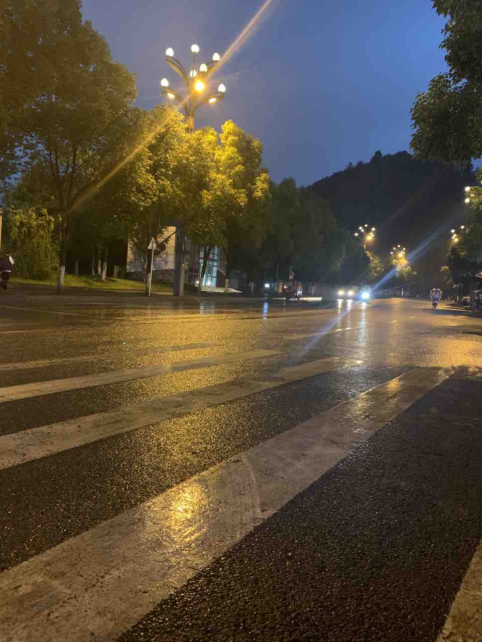 万盛老街窗外的下雨天